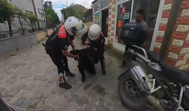 Boğazına şeker kaçan motorcuyu, polis Heimlich manevrasıyla kurtardı