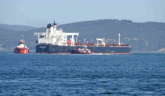 Çanakkale Boğazı'nda ham petrol tankeri sürüklendi