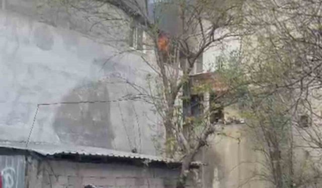 Çatı katında korkutan yangın: Mahalleli sokağa döküldü, çatı küle döndü