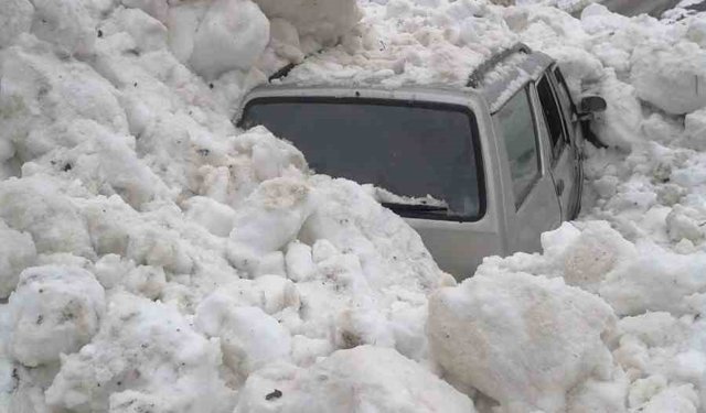 Çığ altında kalmaktan son anda kurtuldular