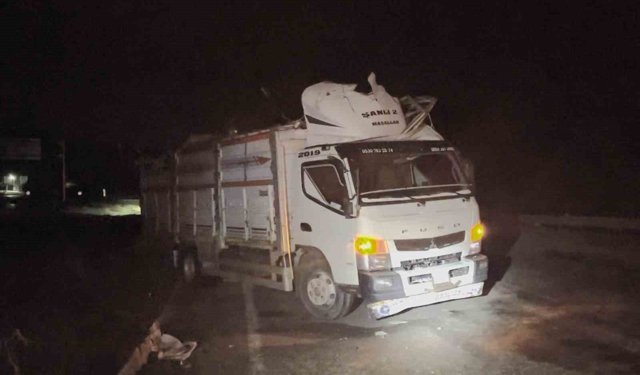 Çorum'da hafif ticari araç kamyona çarptı: 3 yaralı