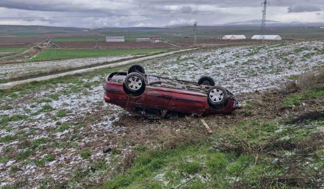 Çorum'da otomobil şarampole yuvarlandı: 3 yaralı