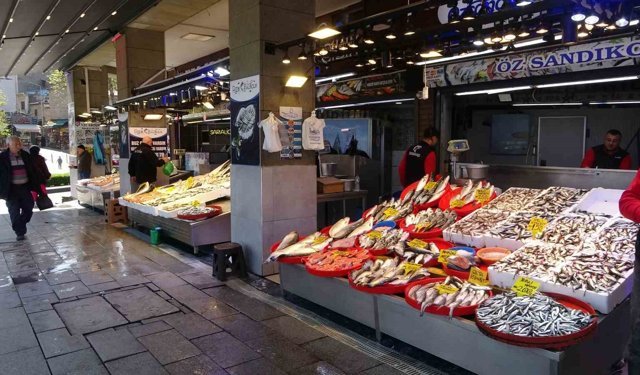 Denizlerde av yasağının başlamasının ardından tezgahlar kültür balıklarına kaldı