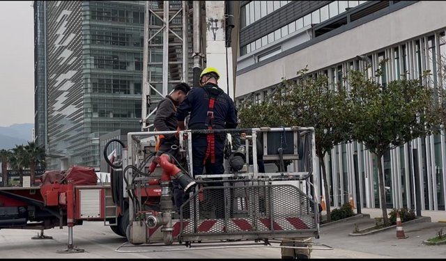 Dış cephede cam silerken asansör sistemi arıza yapınca mahsur kaldılar: İtfaiyenin müdahalesiyle kurtarıldılar