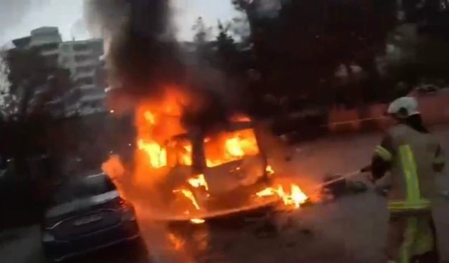 Diyarbakır'da park halindeki araçta çıkan yangın kamerada