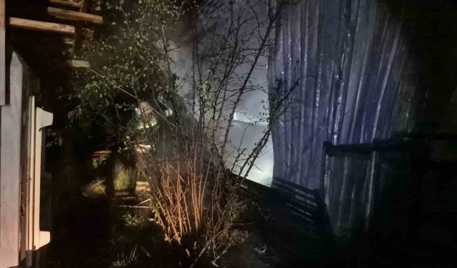 Düzce'de bir evde yangın çıktı: Alevler geceyi aydınlattı