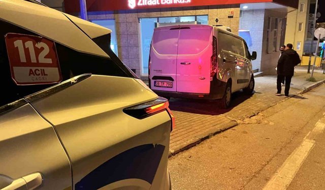 El freni boşalan minibüs duvara çarptı