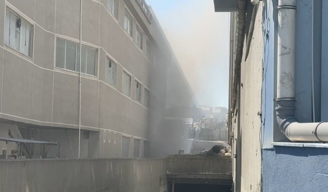 Esenyurt'ta korkutan yangın: Tekstil fabrikası alev alev yandı
