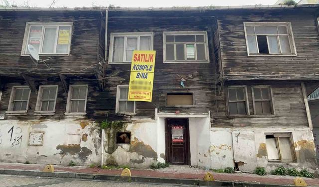 Fatih'te izinsiz kazı yapılan ev görüntülendi