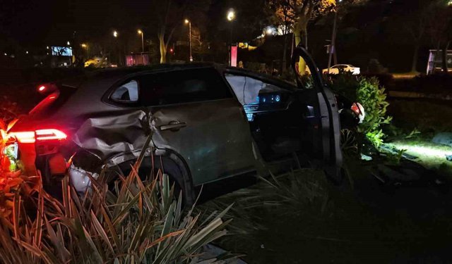 Fatih'te yoldan çıkan otomobil taklalar atarak parka savruldu: 1 yaralı
