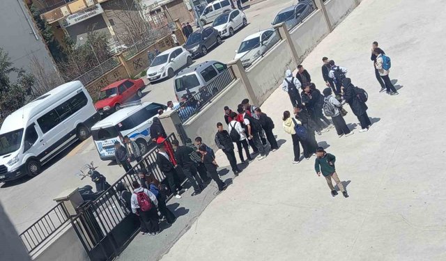 Gaziantep'te lise önünde kurusıkı tabancalı saldırı paniği