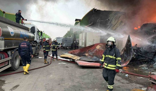 Geri dönüşüm fabrikasında çıkan yangına ekiplerin müdahalesi sürüyor