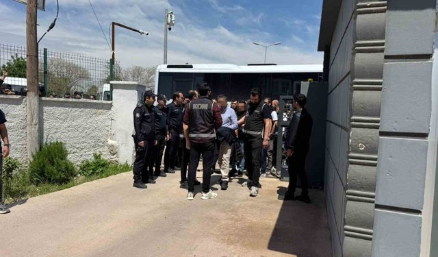 Halfeti Belediyesine operasyonda gözaltına alınan şüpheliler adliyeye sevk edildi