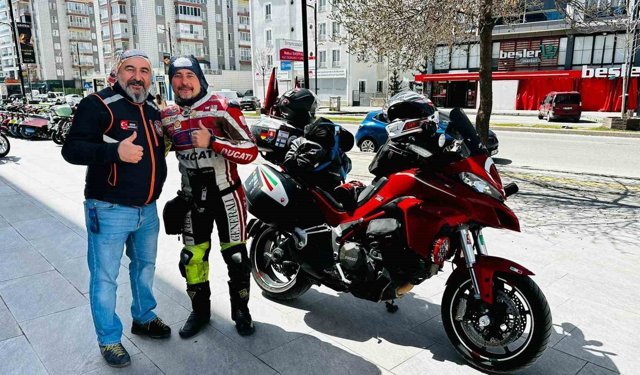 İki teker üzerinde binlerce kilometre katettiler, mübarek topraklarda umre yaptılar