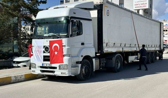 İran'daki savaş mağdurları için Van'dan 3 yardım tırı gönderildi