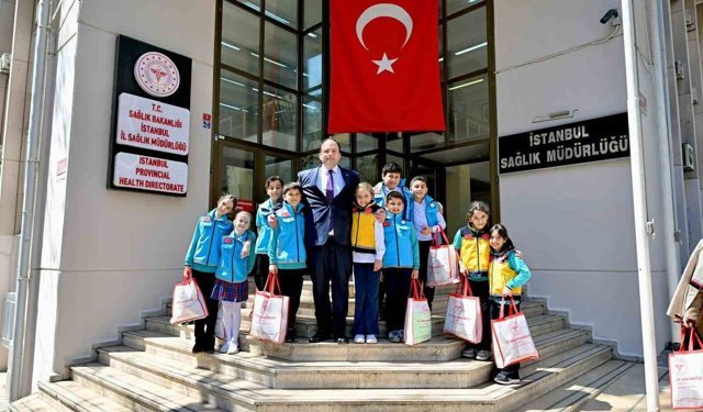 İstanbul İl Sağlık Müdürü Doç. Dr. Abdullah Emre Güner çocukları makamında ağırladı