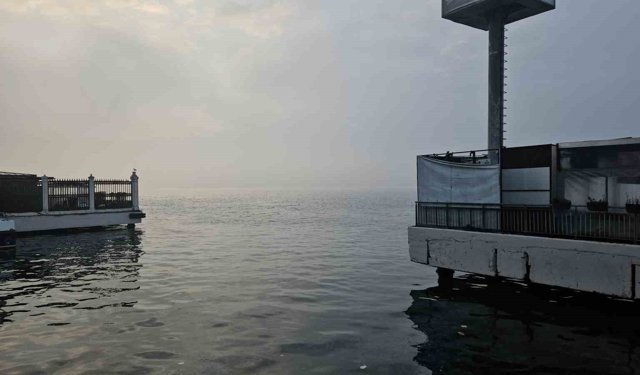 İstanbul'da yoğun sis: Boğaz hattı trafiğe kapatıldı