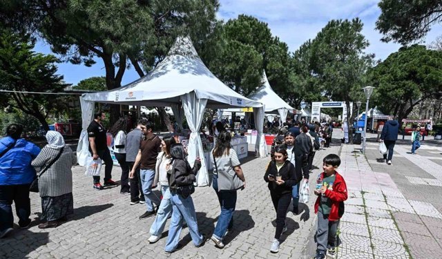 İzmirliler İZKİTAP'a akın etti