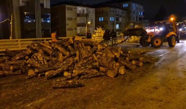 Kamyondan kara yoluna dökülen odunlar kaldırıldı