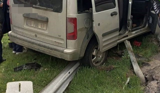 Kamyonet bariyerlere çarptı: 5 yaralı