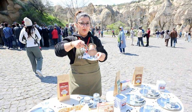 Kapadokya'da turistlere Türk kahvesi ve lokum ikramı