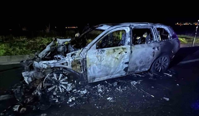 Kaputundan duman çıkan jip alevlere teslim oldu