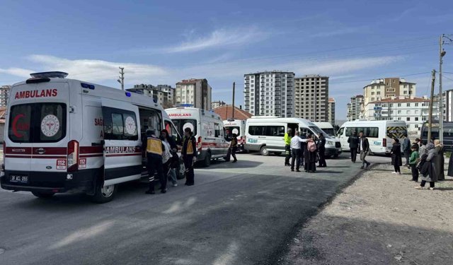 Kayseri'de iki servis aracının çarpıştığı kaza anı güvenlik kamerasında