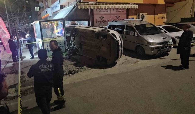 Kontrolden çıkan hafif ticari araç markete daldı: 2 yaralı