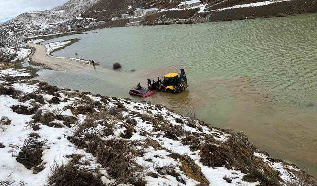 Konya'da göle dönen yayla yolunda araçta mahsur kalan aile kurtarıldı