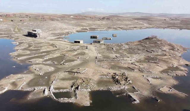 Kuraklıkta ortaya çıkmıştı, yağışlarla yeniden kayboldu