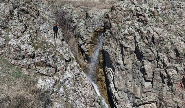 Kuruyan 30 yıllık şelale, yağışlarla birlikte yeniden canlandı