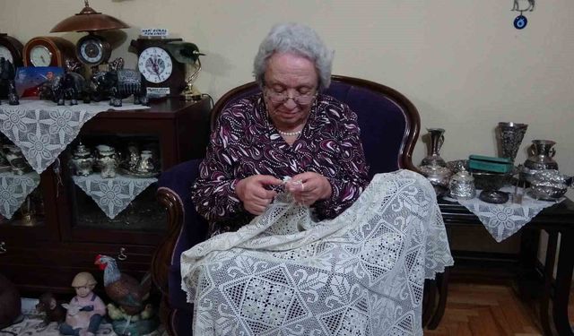 Kütahya'da 70 yıldır ilmek atan emekli öğretmenin azmi örnek oluyor