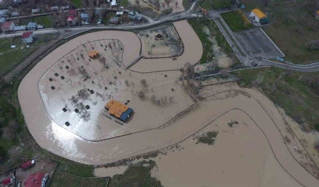 Malazgirt'te sağanak yağış su baskınlarına yol açtı