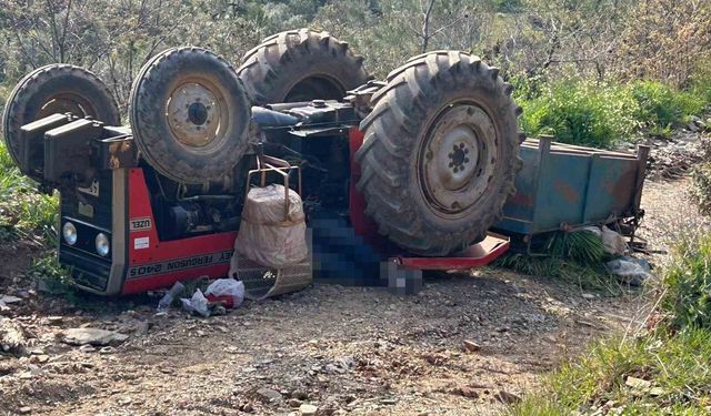 Manisa'da traktör devrildi: 3 ölü