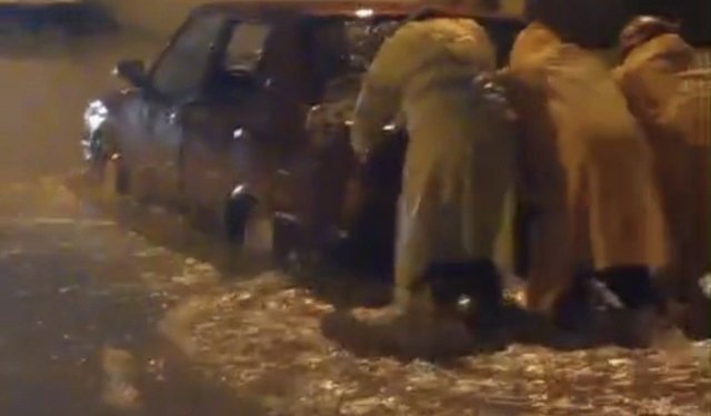 Minibüste mahsur kalan 4 kişiyi itfaiye kurtardı