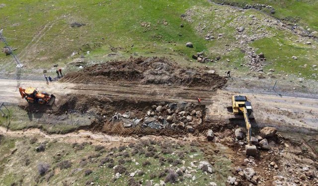 Muş'ta kara yolu çöktü