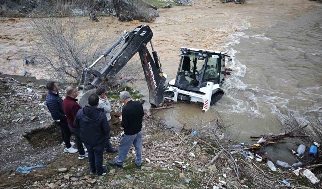 Mutki'de dereye kapılan kepçe kurtarıldı