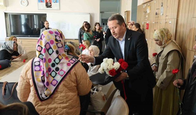 Öğretmenler 81 ilde bayraklarla ders başı yaptı