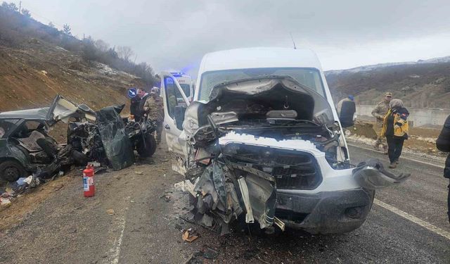 Öğretmenleri taşıyan servis ile otomobil çarpıştı: 1 ölü, 2'si ağır 10 yaralı