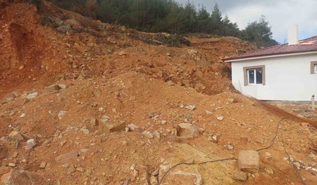 Osmaniye'de yağış sonrası heyelan: Bazı evlerin çevresinde çatlaklar oluştu