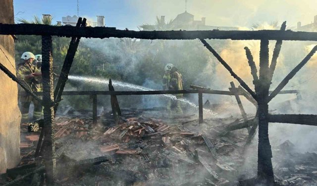Restoran çatısı alevlere teslim oldu