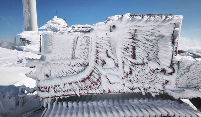 Rüzgâr türbinlerine ulaşmak için karla kaplı yollarda adeta tünel açtılar