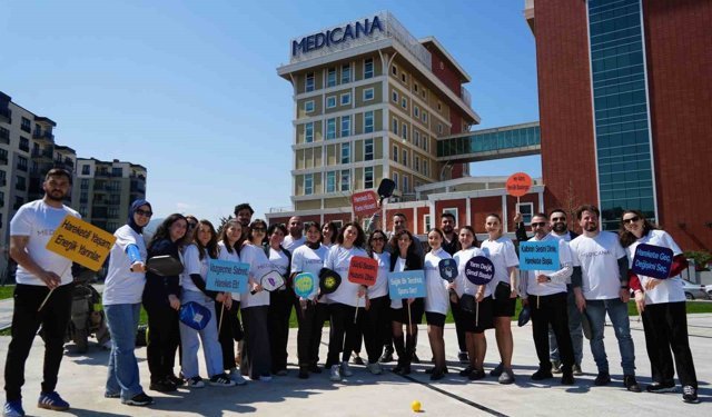 Sağlık çalışanları kortta buluştu: Hareketli yaşam için raketler konuştu