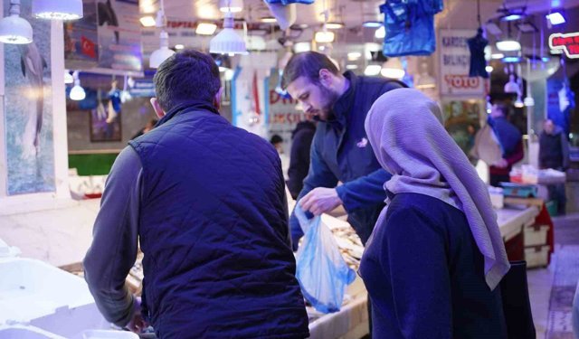Sakarya'da sezonun son balıkları vatandaşla buluşuyor
