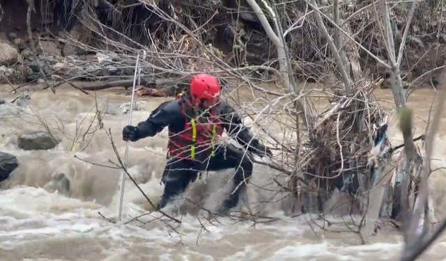 Şemdinli'de dereye düşen çocuğu arama çalışmaları sürüyor