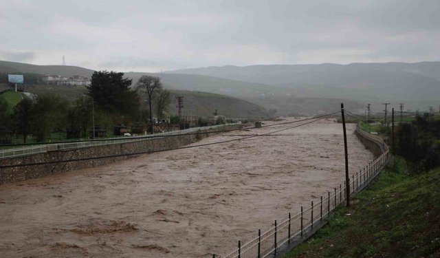 Siirt'te sel bilançosu: 200 dekarlık alanda toprak kayması yaşandı, 400 e yakın hayvan telef oldu