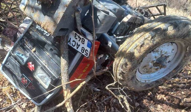 Sivas'ta traktör devrildi, 2 kardeşten 1'i öldü