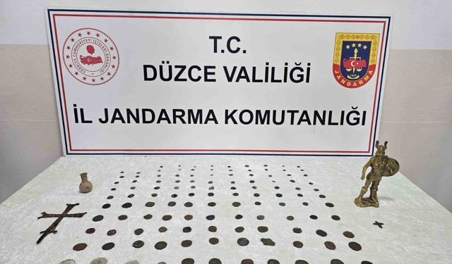 Tarihi eserleri satmak için müşteri ararken jandarmaya yakalandılar