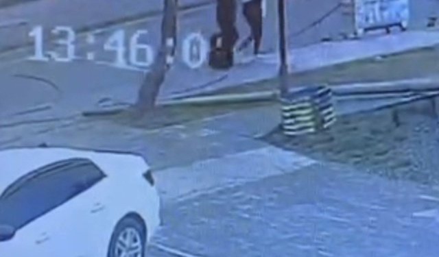 Tatvan'da faciadan dönüldü: Telefon direği az kalsın yoldan geçen 2 kişinin üzerine düşecekti