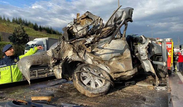 TEM'de otomobil devrilen tır dorsesinin altında kaldı: Karı-koca hayatını kaybetti